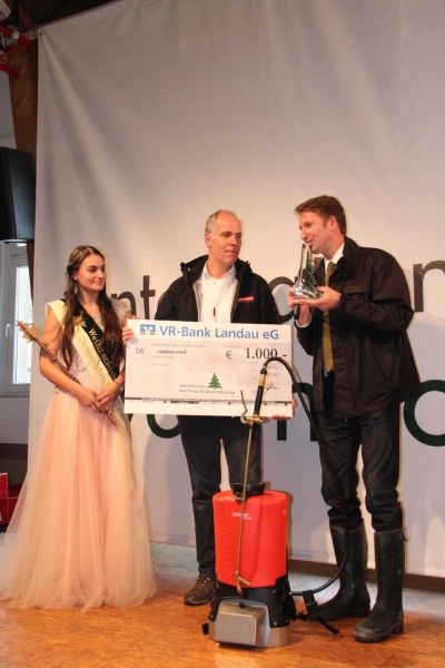 (c)NadelJournal_Die frisch gekrönte Weihnachtsbaumkönigin Vanessa Frank und MdB Prof. Dr. Patrick Sensburg übergaben den Preis an Peter Hölzer, Vertriebsleiter Deutschland.